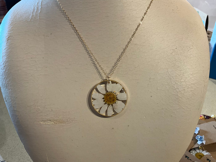 Daisy necklace